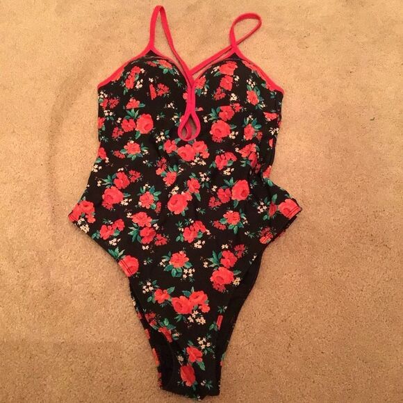 NWT CUPSHE Black and Red Floral One piece - Picture 3 of 8